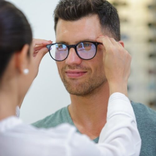 Moda dla okularników – jakie oprawki są w tym sezonie na topie?