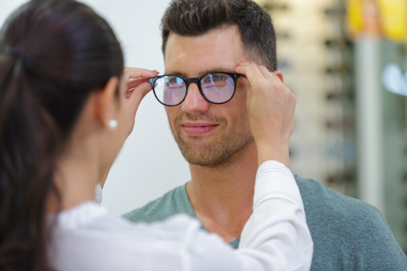 Moda dla okularników – jakie oprawki są w tym sezonie na topie?