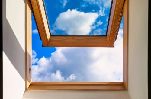 Jakie są zalety i wady okien dachowych?
